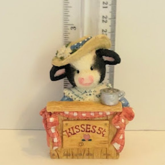 Vintage 1994 Mary’s Moo Moo’s Cow Figurine “Smooches" - Picture 4 of 5
